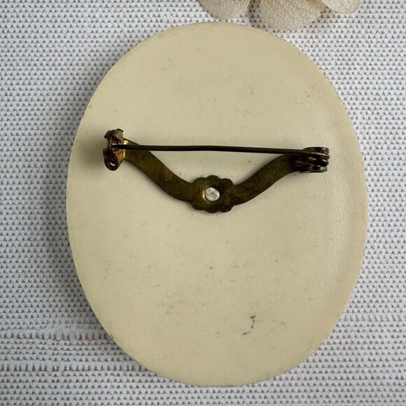 Vintage Celluloid Brooch Victorian Woman Transferware Cameo Oval 2.25" x 1.75" - Picture 8 of 9